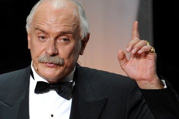 Питання про геїв змусило Михалкова нервувати, епічну реакцію скандального режисера побачив весь світ