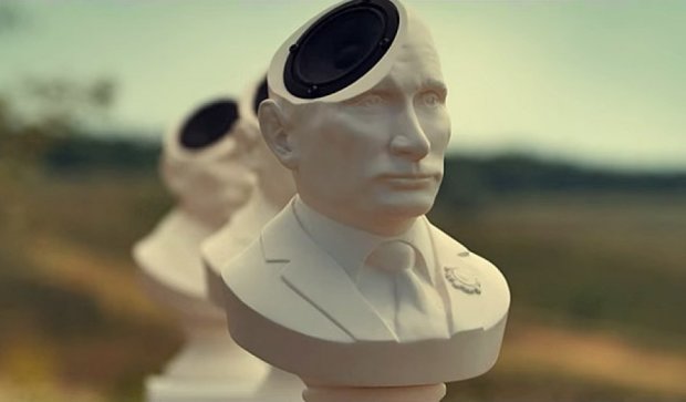 Російський художник перетворив фігури Путіна на хмару пилу (відео)