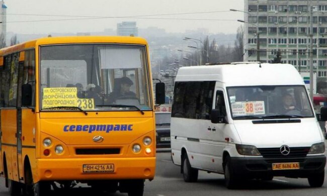 Держитесь крепче: водитель маршрутки умер за рулем