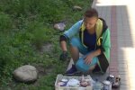 На Франківщині жінка з пензликом створила "алею щастя" — вдихнула життя в холодні камені