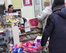 Російські чоловіки закуповуються прокладками, щоб продавати. t.me/insiderUKR