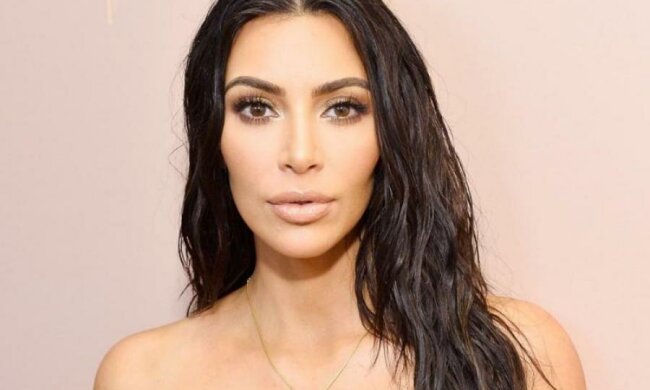 Кім Кардашьян своїми "м'ячами" в непомітному топі просуває помади