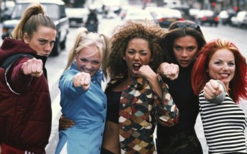 Зірка Spice Girls попалася на інтимних сценах зі своїм перукарем: фото