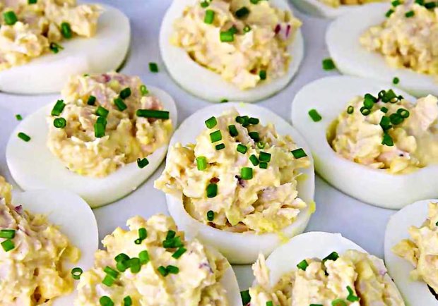 Вкусная закуска к любому столу: фаршированные яйца с сыром
