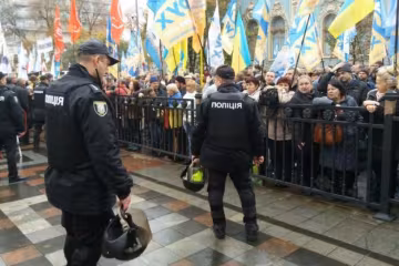 Під Верховною Радою лунають вибухи: перші версії 