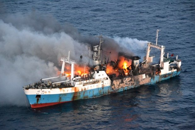 Два кораблі горять у Керченській протоці: гримлять вибухи, є жертви