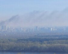 У Києві палає Троєщина, густий дим оповив житловий масив, пожежники летять - перші подробиці