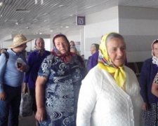Делегація бабусь в аеропорту: розкрита таємниця нашумілого фото