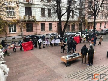 В Черновцах люди вышли на митинг под ОГА, фото: информационный портал А.СС