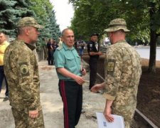 Солдат прикував себе ланцюгом перед Міноборони