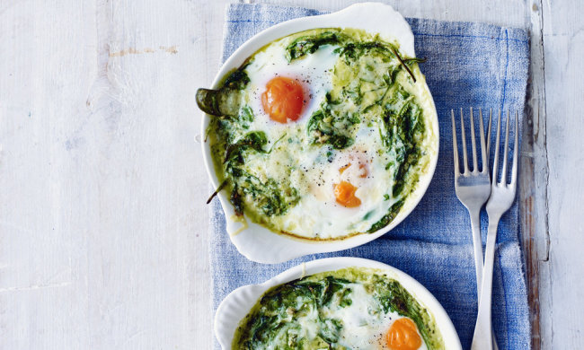 Рецепт запеченных яиц с зеленью: отличная идея для завтрака