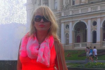 Одесситка проучила двух сепаратисток за осквернение тризуба