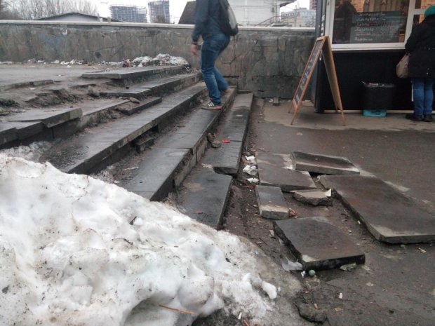 Киевляне в опасности: у метро Вокзальная разверзлась дорога в ад