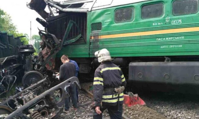 Под Киевом поезд расплющил Lexus, есть пострадавшие