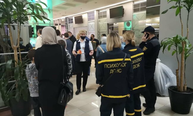 Сотні українок з дітьми повернулися до Києва з неспокійної Палестини: "Нарешті в безпеці"
