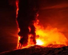Виверження Етни накрило журналістів: з'явилося моторошне відео