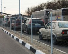 Жителі Мар’їнки масово тікають з-під вогню