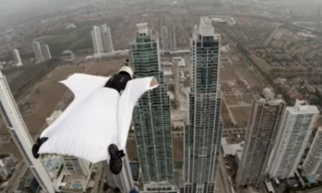 Модель пролетела между небоскребами без парашюта 