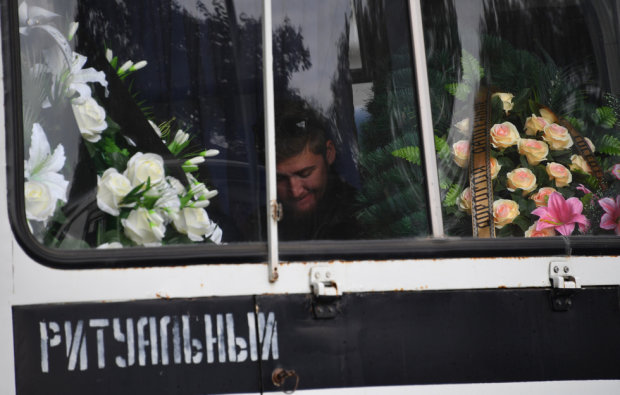 Появились душераздирающие кадры прощания с жертвами бойни в Керчи