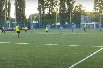 У Мукачеві військові та духівництво грали у футбол, скріншот