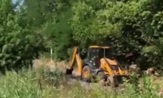 Местные взрыли дорогу, чтобы машины не ездили? На украинской улице заметили спецтехнику