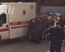 «Швидку допомогу» з Мосійчуком заблокували під судом (фото)