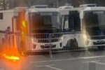 В москві сміливець спробував, чи правда автозаки так гарно горять і жбурнув "Бандера-смузі" - палало яскраво