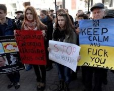 Під посольством Франціі та Німеччини пікетувальники просять про допомогу