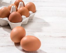 Эксперты показали, как нужно разбивать яйца