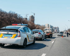 В центре Киева автобус растворился в асфальте, а водитель застрял: кадры с места событий