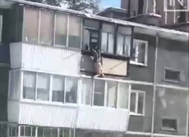 Мужчина на балконе / скриншот из видео