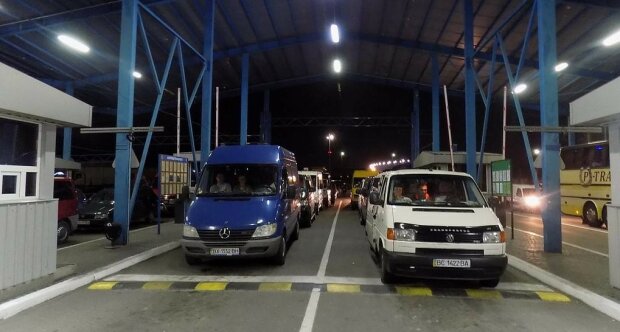 Українці тікають з Польщі перед святами: "Паримося по 12 годин"