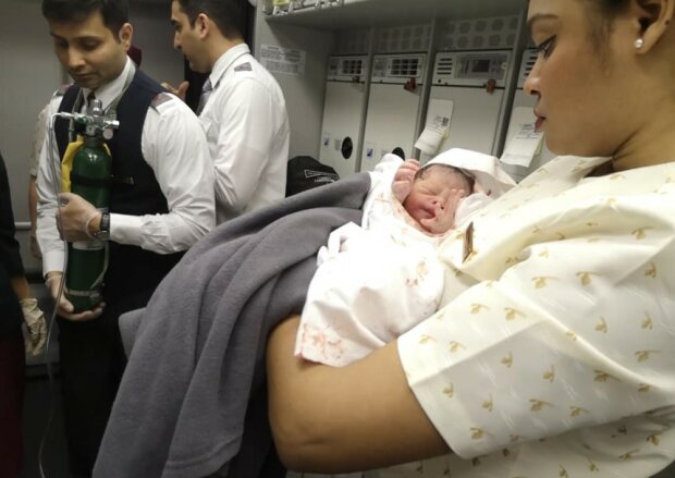 Роды на борту самолета, фото: Facebook
