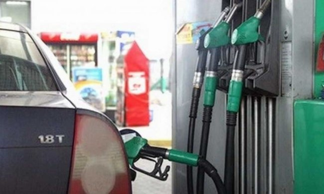 Цена на бензин растет из-за жадности заправок