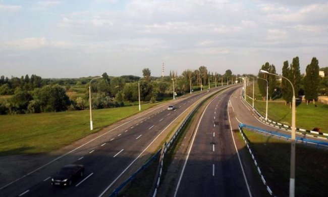 Ями по коліно: в мережі показали жахливу дорогу на українські курорти