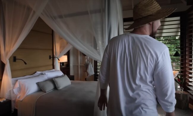 Номер у готелі, скріншот: Youtube