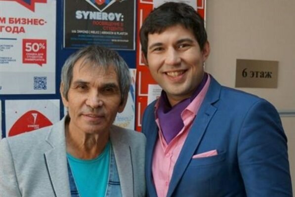 Барі Алібасов з сином, фото з відкритих джерел