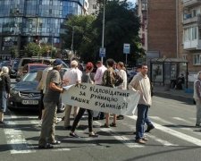 Противники новостроя на Печерске перекрыли улицу