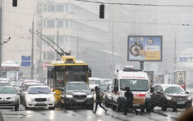 НП у Києві: вогонь охопив одразу кілька автобусів