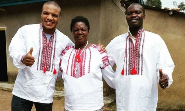 Украинец Беленюк нарядил в вышиванки афраканских родственников