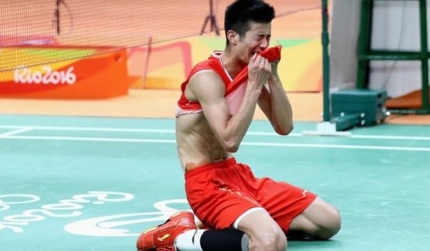Китайский спортсмен залил слезами олимпийский корт (ВИДЕО)