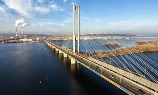 Життя або селфі: у Києві малолітні екстремали вилізли на 130-метрову висоту, деталі за крок від катастрофи