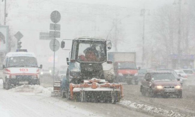 Непогода парализовала движение в четырех областях