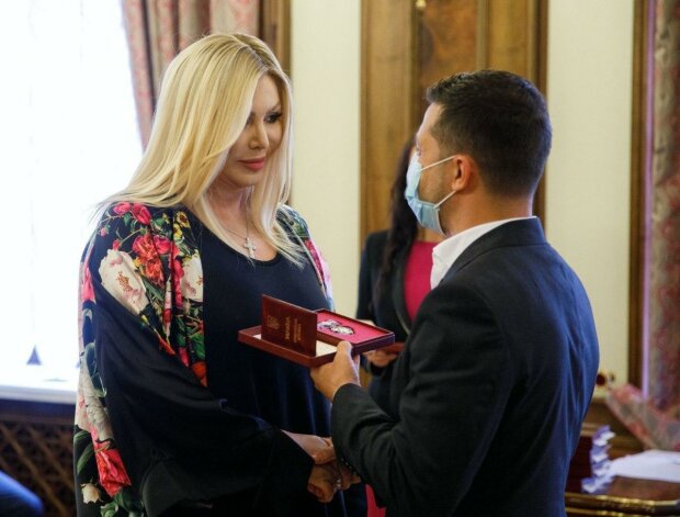 Ирина Билык получает награду из рук Зеленского, фото из соцсетей