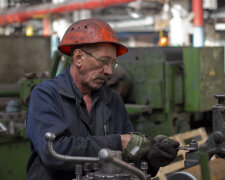 Працівник заводу