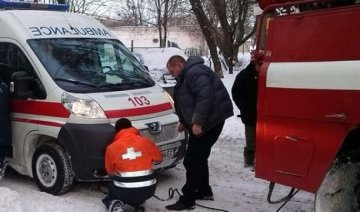  Через сніг жінка ледь встигла в пологовий будинок