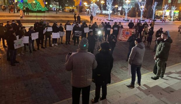 В Черкассах активисты и представители Нацкорпуса вышли на акцию в поддержку жителей Казахстана