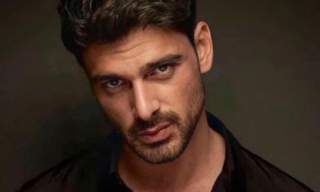 Микеле Морроне из "365 дней" засветил свои небритые подмышки: фанаты в шоке