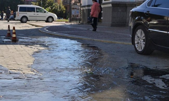 Вулицею Кіровограда потекли нечистоти (фото)