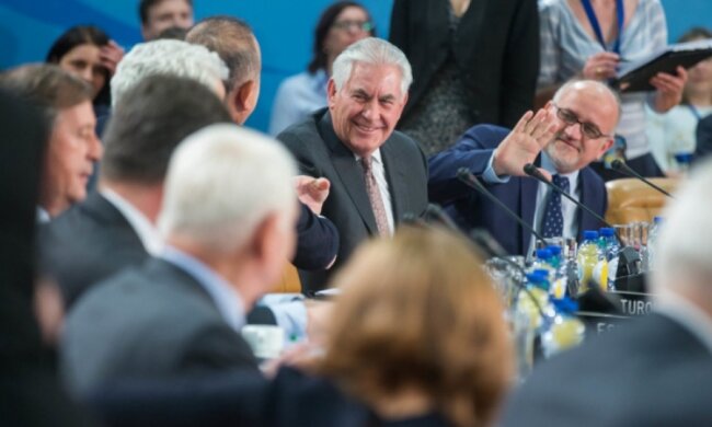 Тіллерсон "підірвав" зал НАТО жартом про Путіна і Лаврова